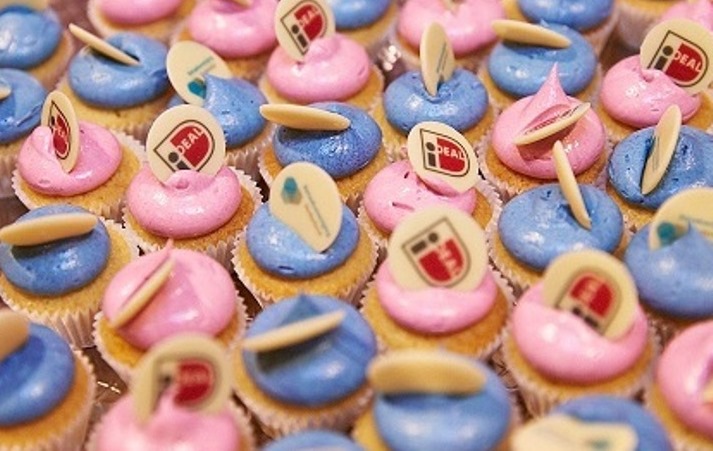 Betaalvereniging Nederland 1 miljard betalingen met iDEAL cakejes roze blauw ideal logo